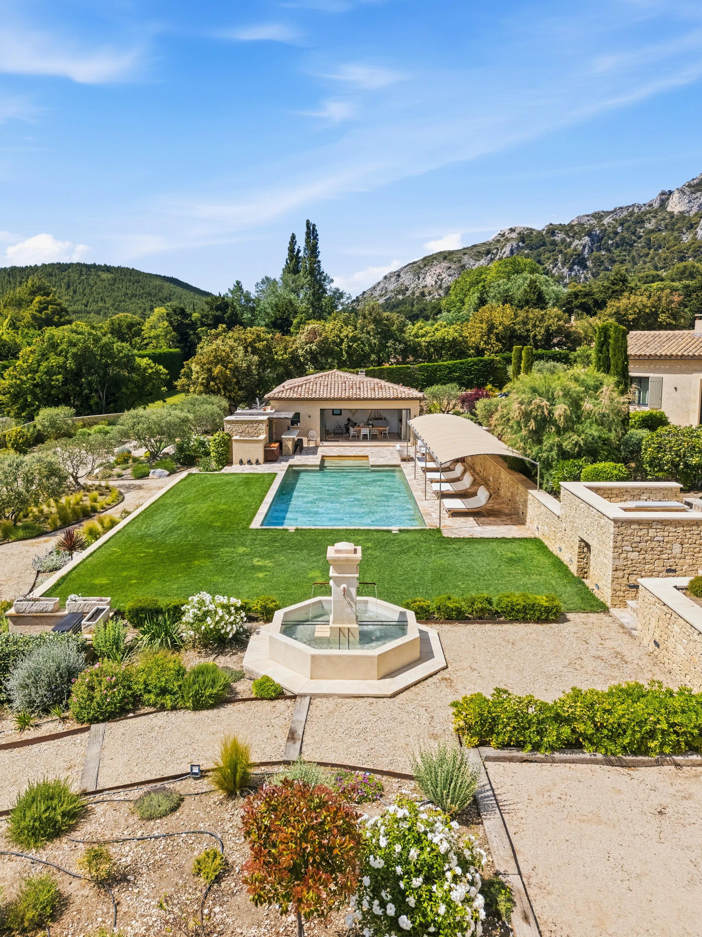 Cheval Blanc — Abords de la piscine